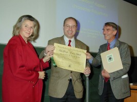 Der Preisträger mit Präsidentin Simányi und Vizepräsident Univ. Prof. Dr. W. Kubelka Der Preisträger mit Präsidentin Simányi und Vizepräsident Univ. Prof. Dr. W. Kubelka